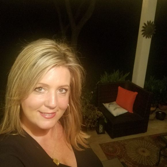 Profile Picture of Angie Vastano (@angievastano) on Poshmark