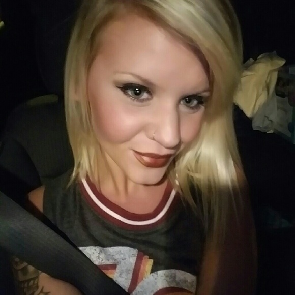Profile Picture of Shelby Vining (@shelbydoster) on Poshmark