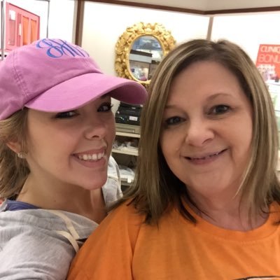 Profile Picture of lori essary (@EssaryLori) on Twitter