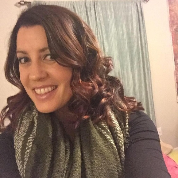 Profile Picture of Jeanette Harney (@jharney22) on Poshmark