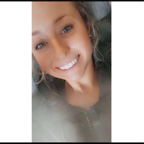 Profile Picture of Laura Manning (@lauramanning827) on Poshmark