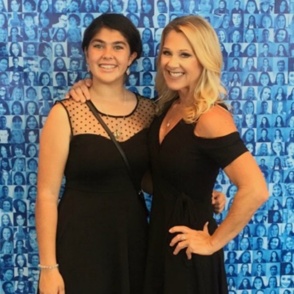 Profile Picture of Valeri Tunnell (@valzari) on Poshmark