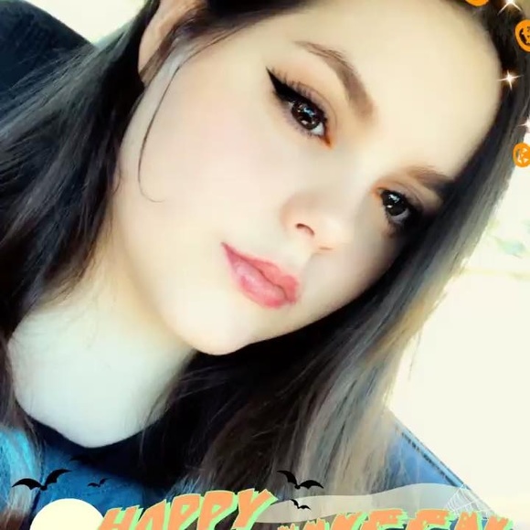 Profile Picture of Alexia Petrie (@jeanne_petrie) on Poshmark