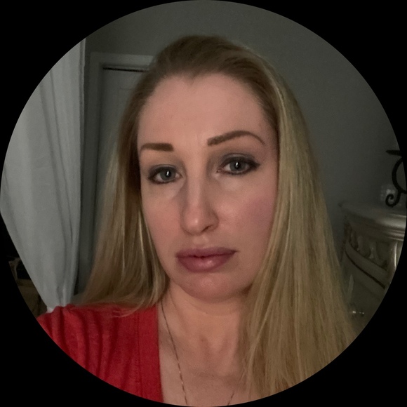 Profile Picture of Leslie Hawkes (@lhawkes38) on Poshmark