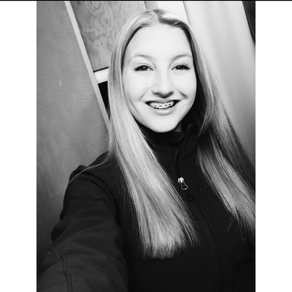Profile Picture of Chloe Mitchell (@chloe_1121) on Poshmark