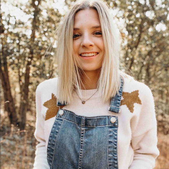 Profile Picture of Sarah Embry (@seembry) on Poshmark