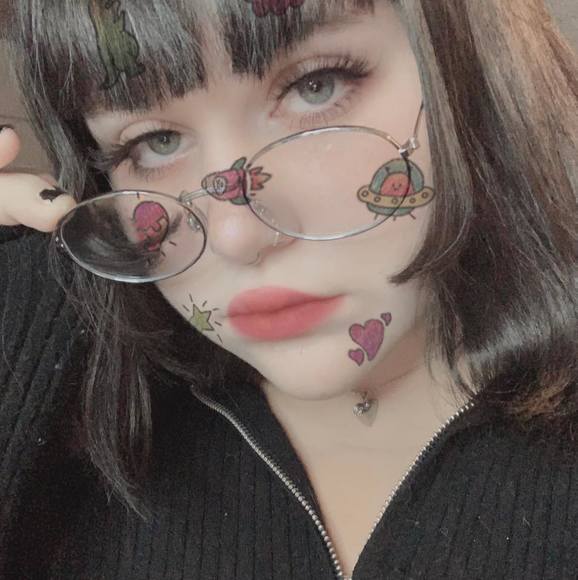 Profile Picture of Mandy Dneaster (@twootsieroll) on Poshmark