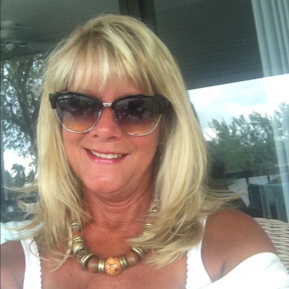 Profile Picture of A denise Bitner (@deniseb193) on Poshmark