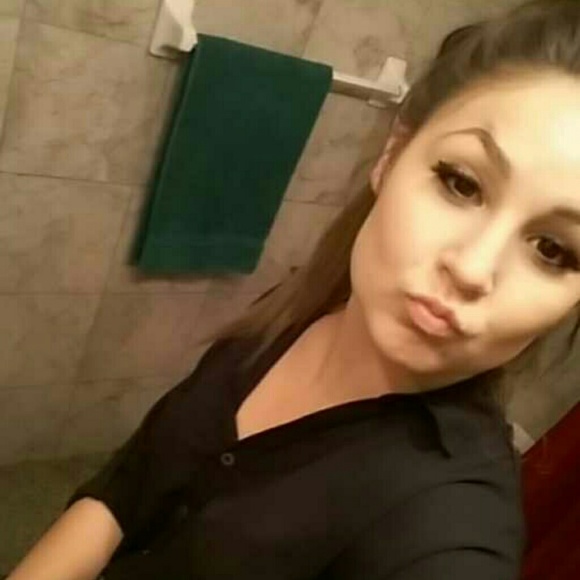 Profile Picture of Flor Calvillo (@florcalvillo) on Poshmark