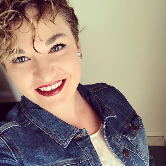 Profile Picture of Davia Buchacher (@poppy1771) on Poshmark