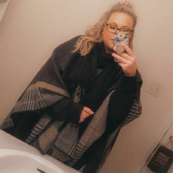 Profile Picture of Cassandra Dowhaniuk (@cassmaried) on Poshmark