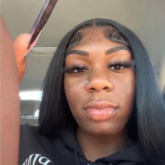Profile Picture of (layelaye) (layelaye) (@alayshia0001) on Poshmark