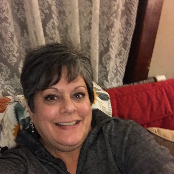 Profile Picture of Tami Pascucci (@tulip2019) on Poshmark