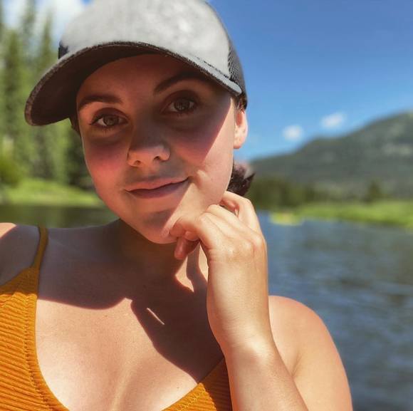 Profile Picture of Cheyenne Andrews (@chey_andrews) on Poshmark