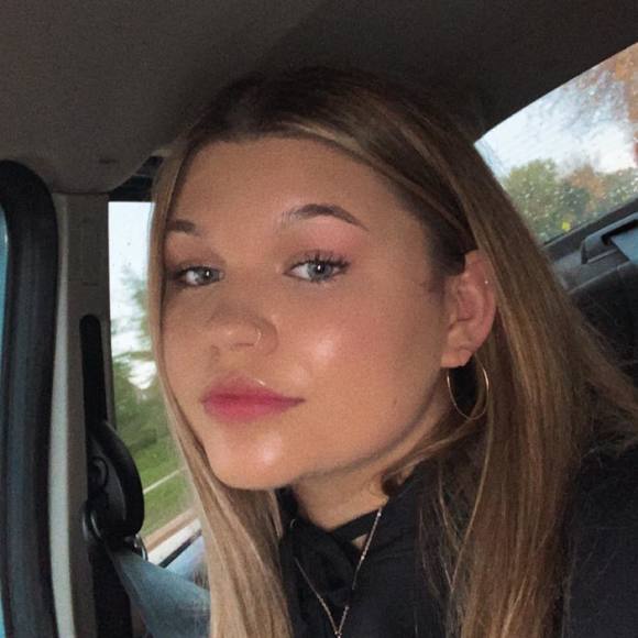Profile Picture of Avery Menzimer (@avery116) on Poshmark