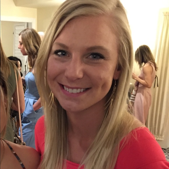 Profile Picture of Sarah Kirkegaard (@livinlovinlady) on Poshmark