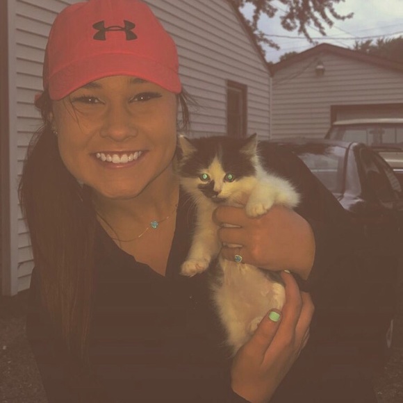 Profile Picture of Alyssa Zollner (@poorcollegekid3) on Poshmark