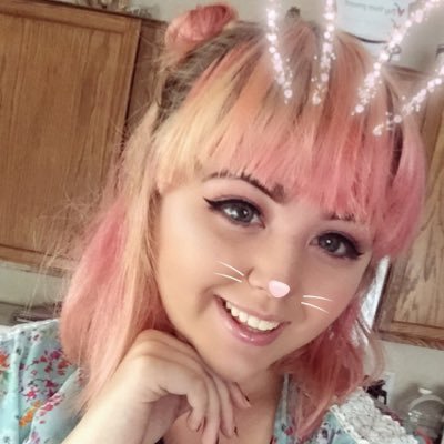 Profile Picture of Nina Alexander (@KittenLoveday13) on Twitter