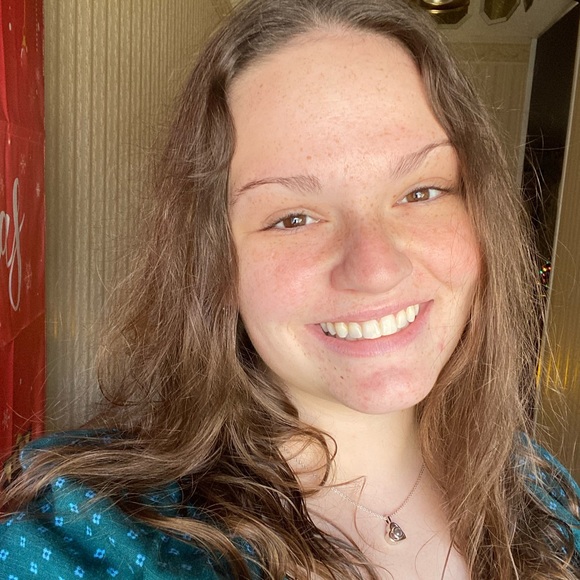 Profile Picture of Holly Kahmke (@hollykahmke) on Poshmark