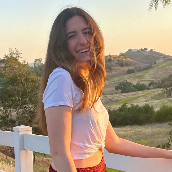 Profile Picture of Olivia Buchbinder (@lovefrmthecoast) on Poshmark