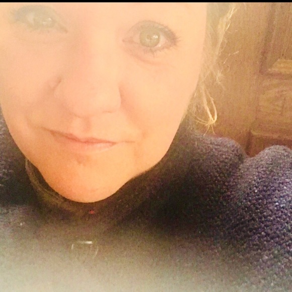 Profile Picture of Renee Tapper (@rjtapper) on Poshmark