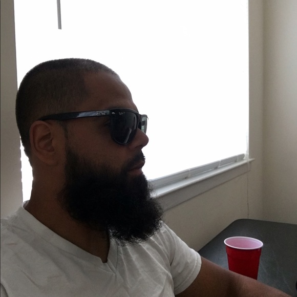 Profile Picture of George Cuevas (@caveman7) on Poshmark