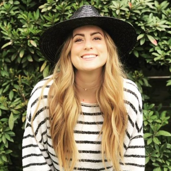 Profile Picture of Carly Isbell (@carlyolinger) on Poshmark
