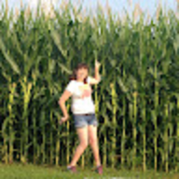 Profile Picture of Liz Siefert (@lsiefert21) on Poshmark