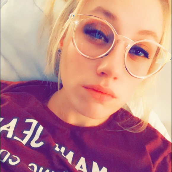 Profile Picture of Dana Zwally (@drzg111820) on Poshmark