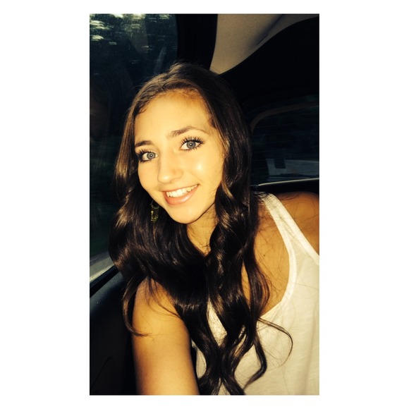 Profile Picture of Alexia Webb (@lexiewebb13) on Poshmark