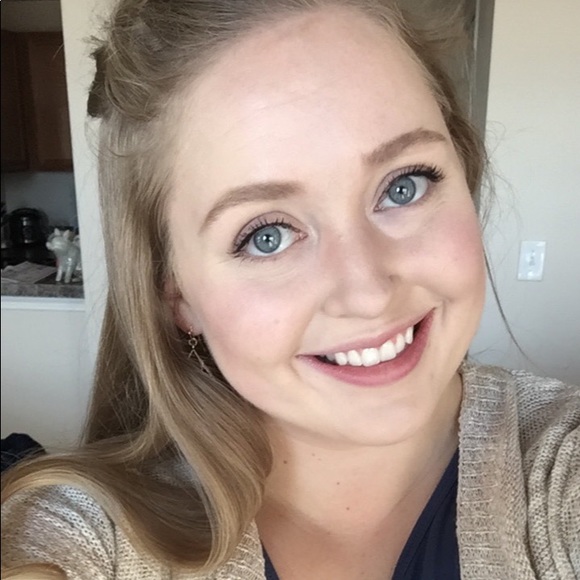 Profile Picture of Samantha Schulz (@schulzs) on Poshmark