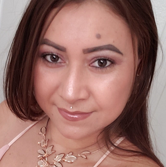 Profile Picture of Esarelopez Lopez (@esarelopezlopez) on Poshmark