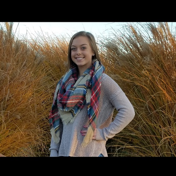 Profile Picture of Abby Neuling (@abbyneuling_) on Poshmark