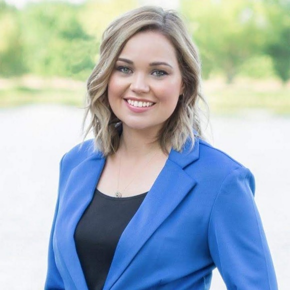 Profile Picture of Whitney Hoskins, realtor (@whoskins817) on Poshmark