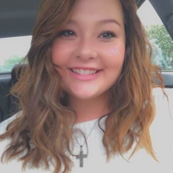 Profile Picture of Taylor Gladson (@bhuntresss) on Poshmark