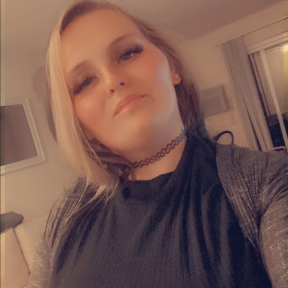 Profile Picture of Cassandra Pessini (@casspessini) on Poshmark