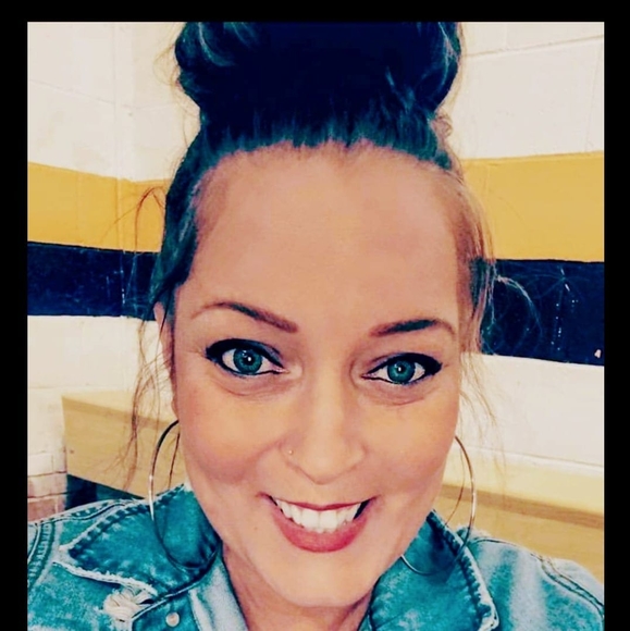 Profile Picture of Karen Vorse (@mixxinitup53) on Poshmark