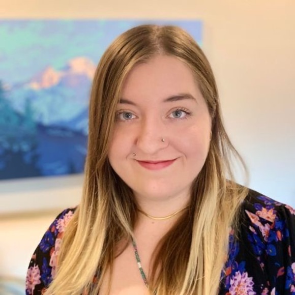 Profile Picture of Alexandra Kozak (@alexandra_kozak) on Poshmark