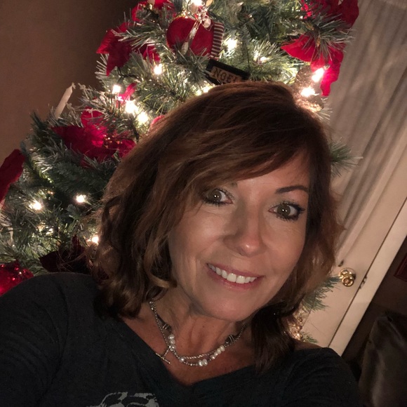 Profile Picture of Annette Engweiler (@aengweiler) on Poshmark