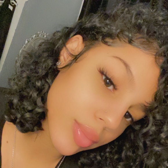 Profile Picture of Emily Alvarez (@ea4647416) on Poshmark