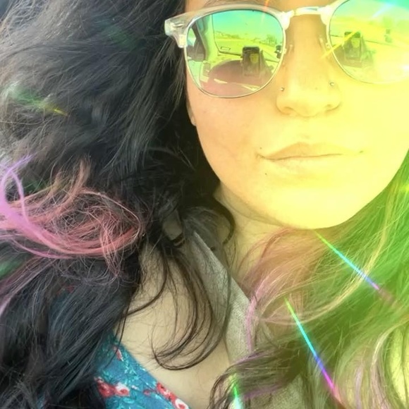 Profile Picture of Andrea Barron (@andreabarron324) on Poshmark