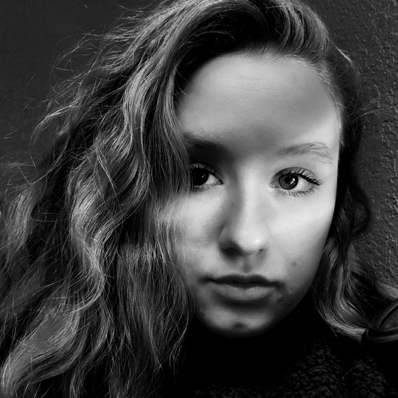 Leah Grackin - Poshmark Profile Picture of Leah Grackin (@ls_grack) on Poshmark