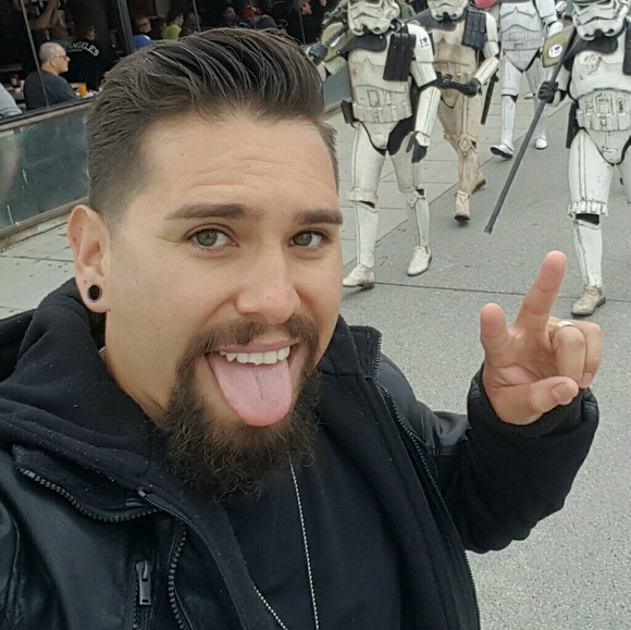 Profile Picture of Isaac Parra (@fureek) on Poshmark