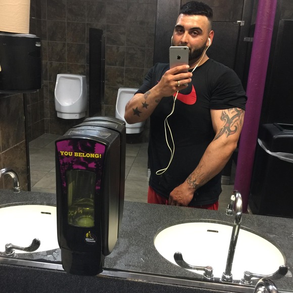 Profile Picture of Andre Oliveira (@andre_oliveira) on Poshmark