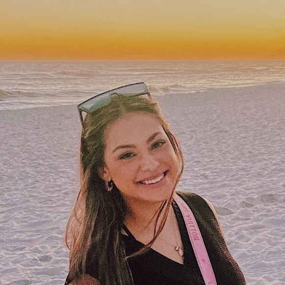 Profile Picture of Camryn Pommier (@camryn_ep) on Poshmark