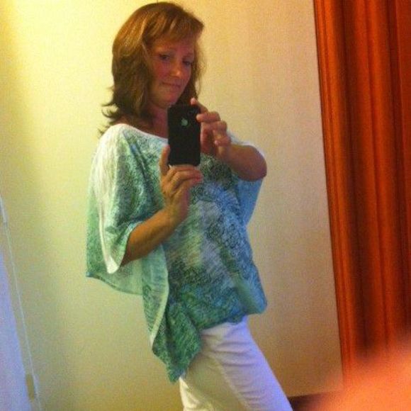 Profile Picture of Janet Barton (@janetbarton) on Poshmark