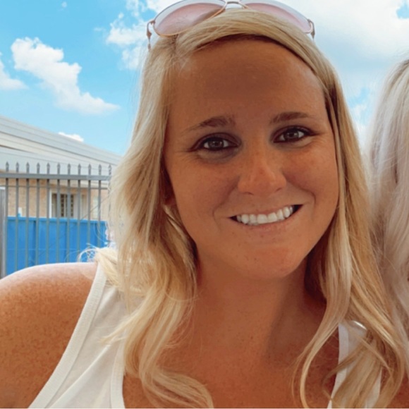 Profile Picture of Nycolle Govert (@ngovert104) on Poshmark