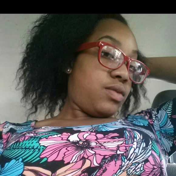 Profile Picture of Taylor Bates (@taylorbates237) on Poshmark