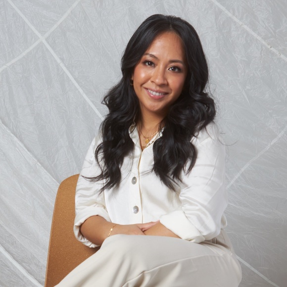 Profile Picture of Rosalyn Jimenez (@rosalynchjim) on Poshmark