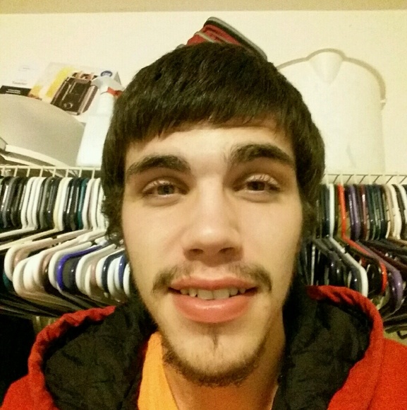 Profile Picture of Aaron Reaves (@aaronyoo98) on Poshmark
